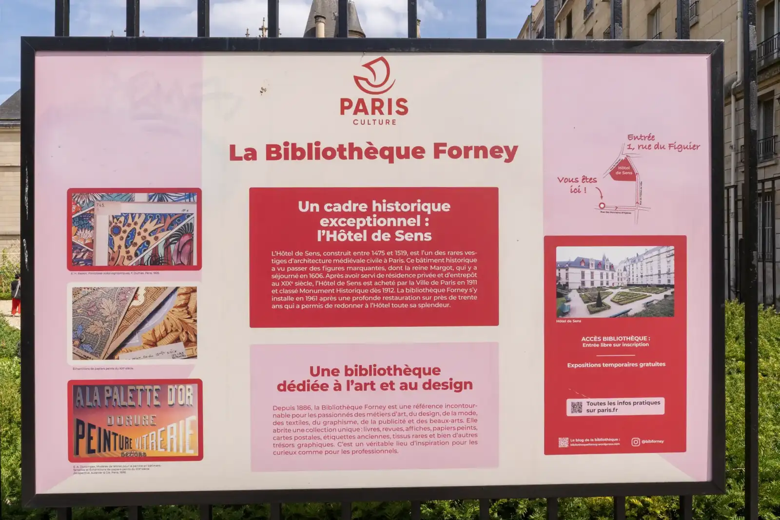 Un panneau d'affichage rose et blanc détaille l'histoire et les informations de l'hôtel de Sens.