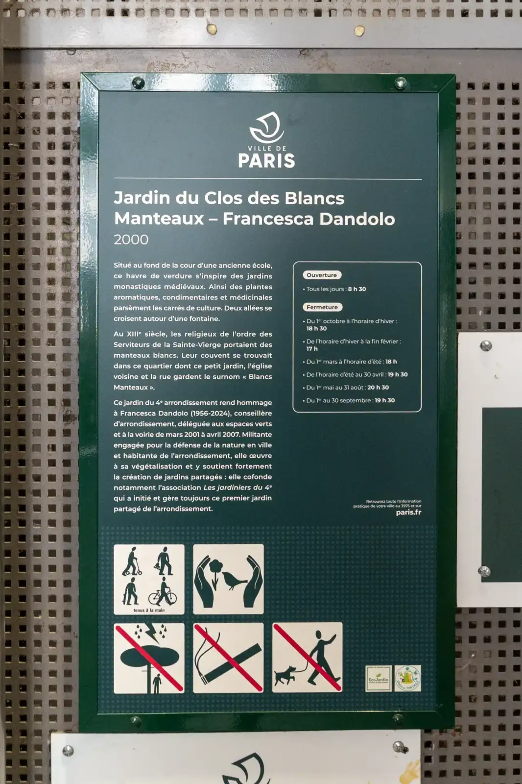 Panneau vert de signalisation informative du Jardin du Clos des Blancs Manteaux à Paris.
