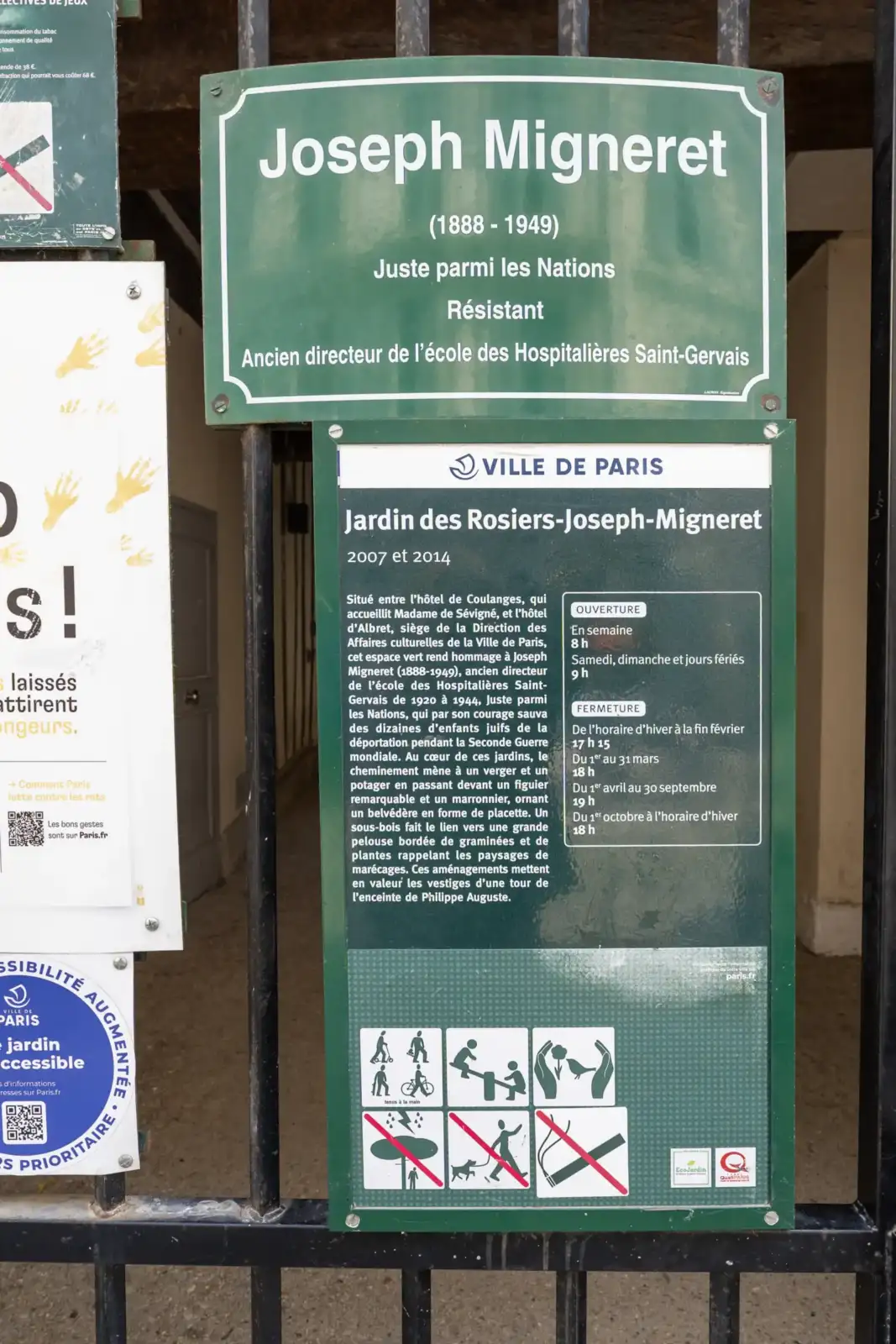 Panneau vert indiquant l'entrée du Jardin des Rosiers Joseph Migneret à Paris.