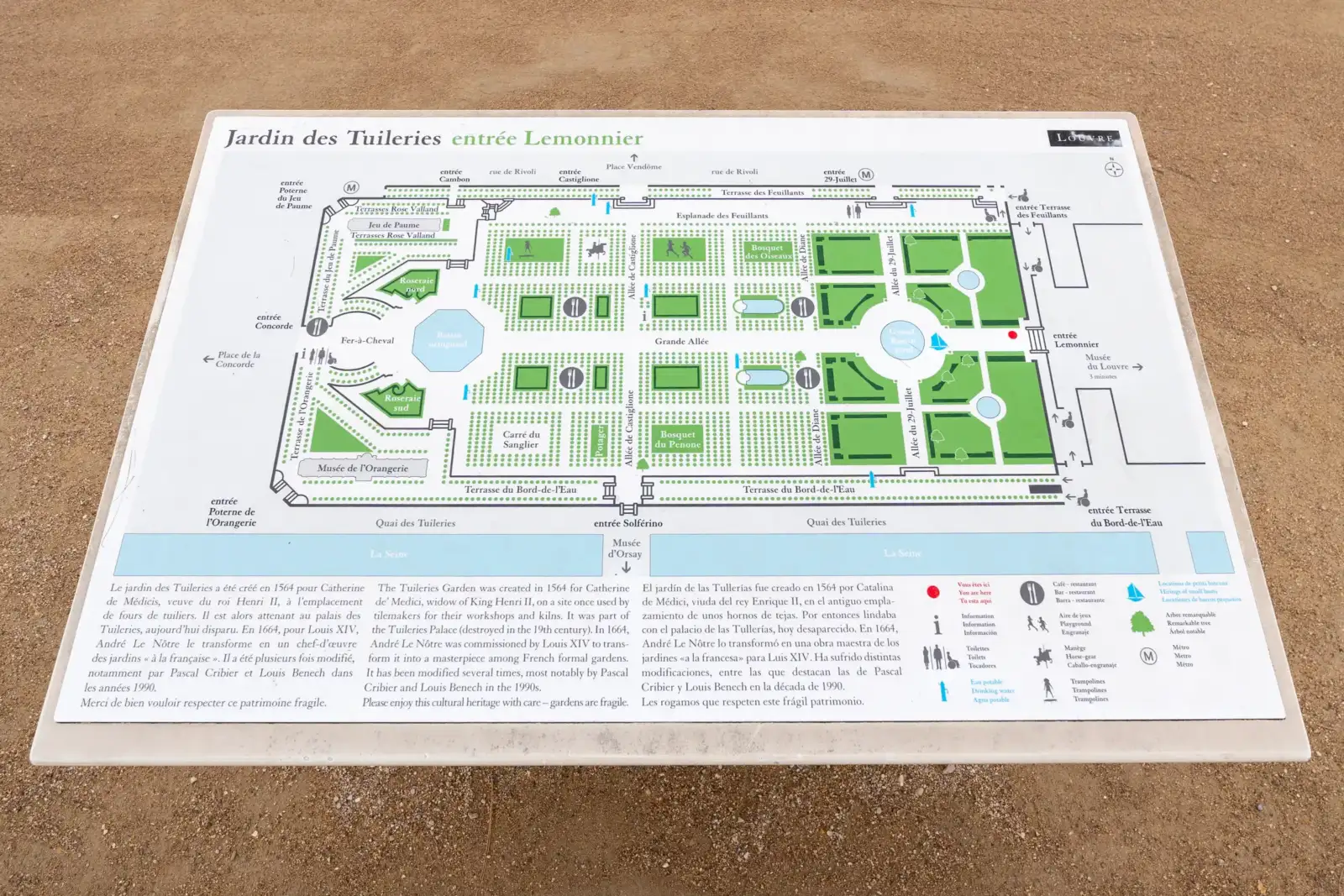 Un plan informatif du jardin des Tuileries est affiché sur un panneau en extérieur.