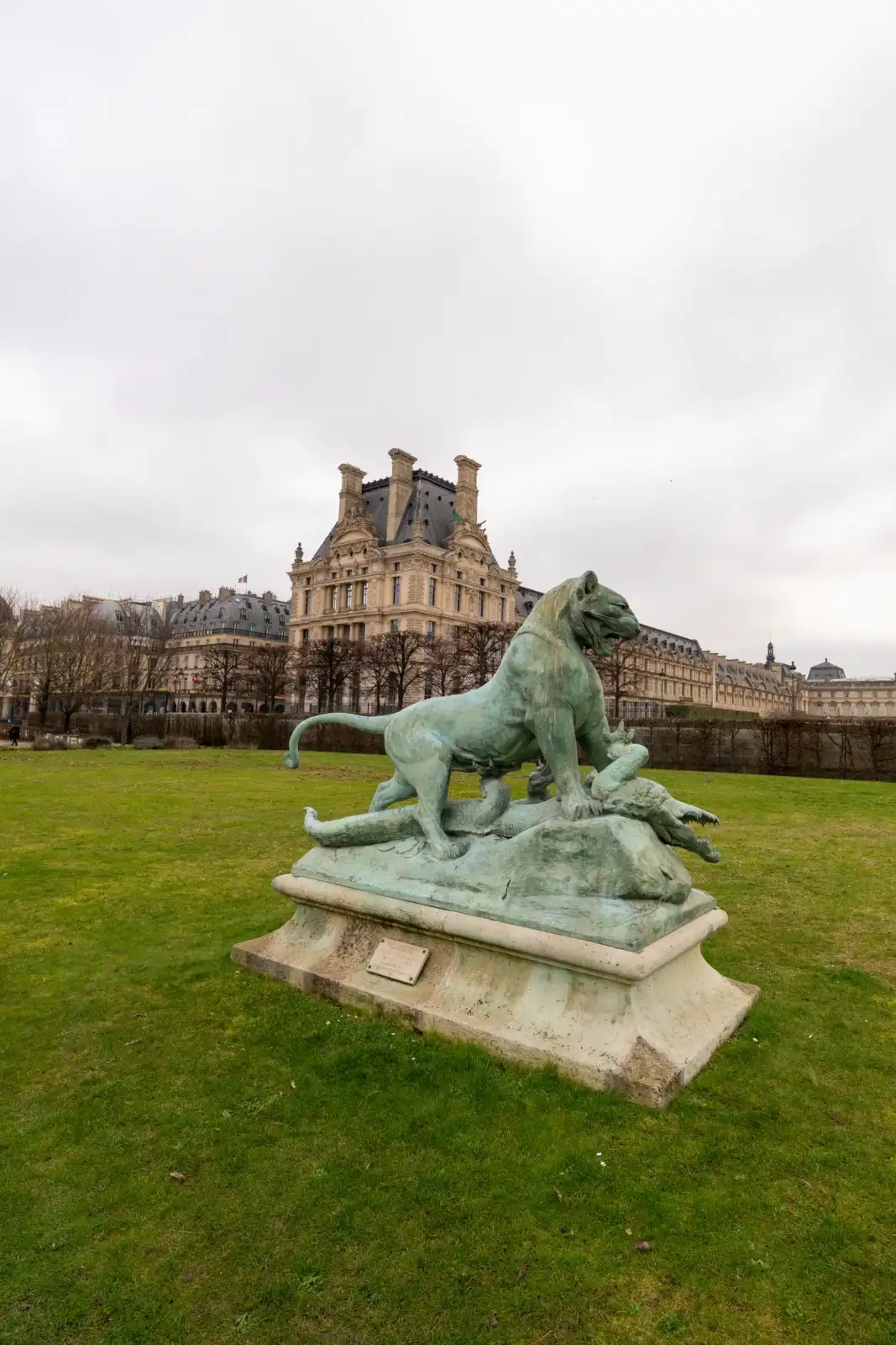 Une statue en bronze représentant un lion combattant un crocodile aux jardins des Tuileries.