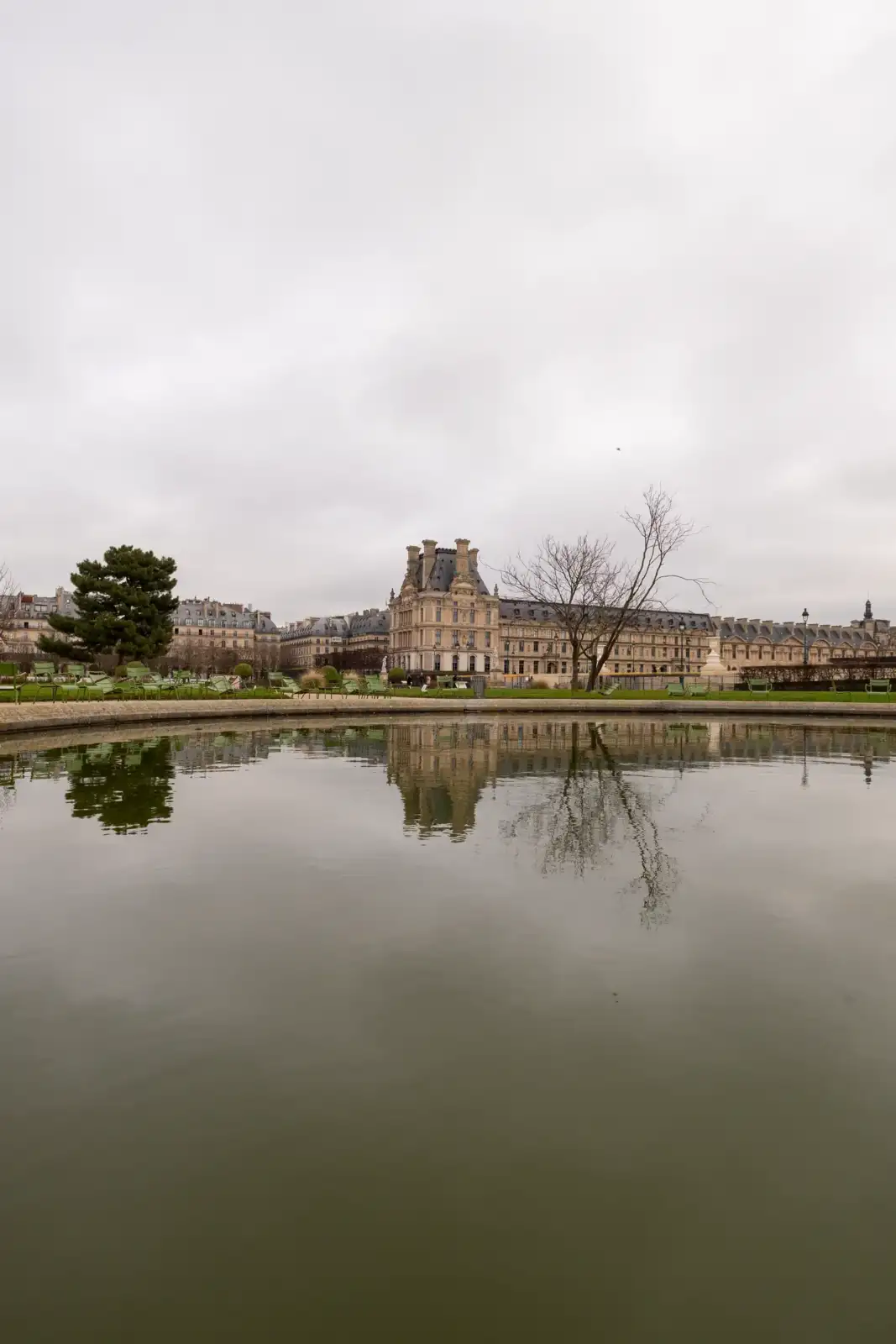 La façade du Louvre se reflète dans le bassin du jardin des Tuileries parisien.