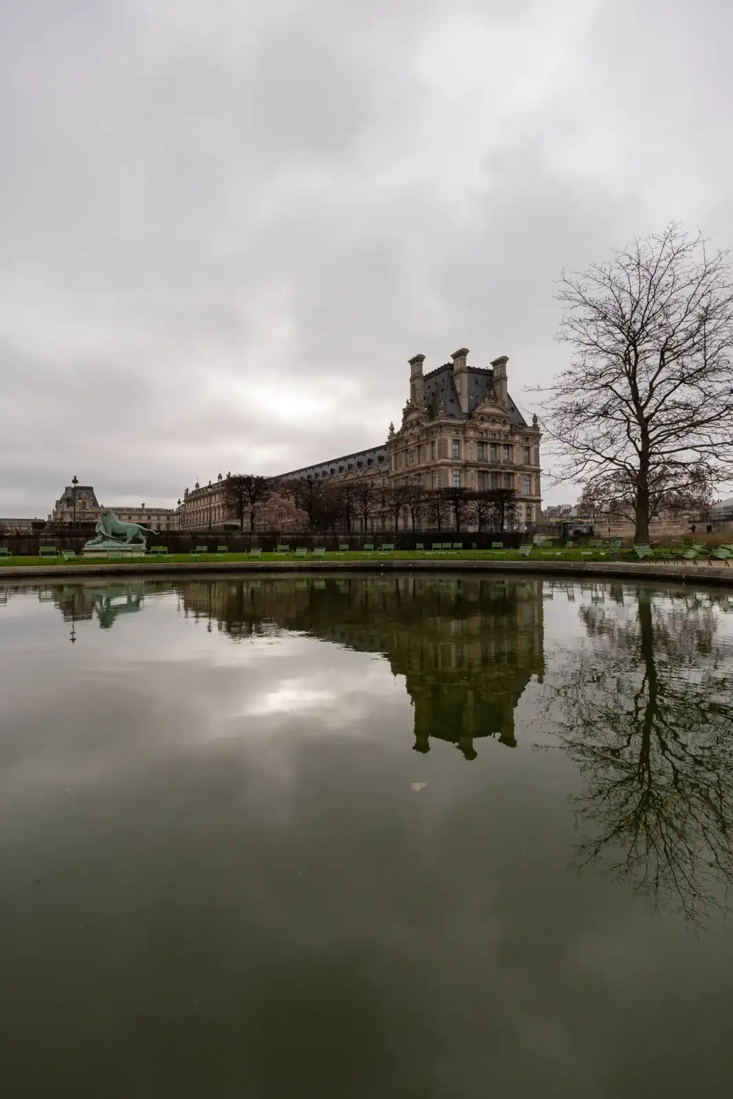 La façade du Louvre se reflète dans le bassin du jardin des Tuileries.