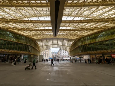 Vue grand angle de la Canopée des Halles à Paris avec des passants flânant.
