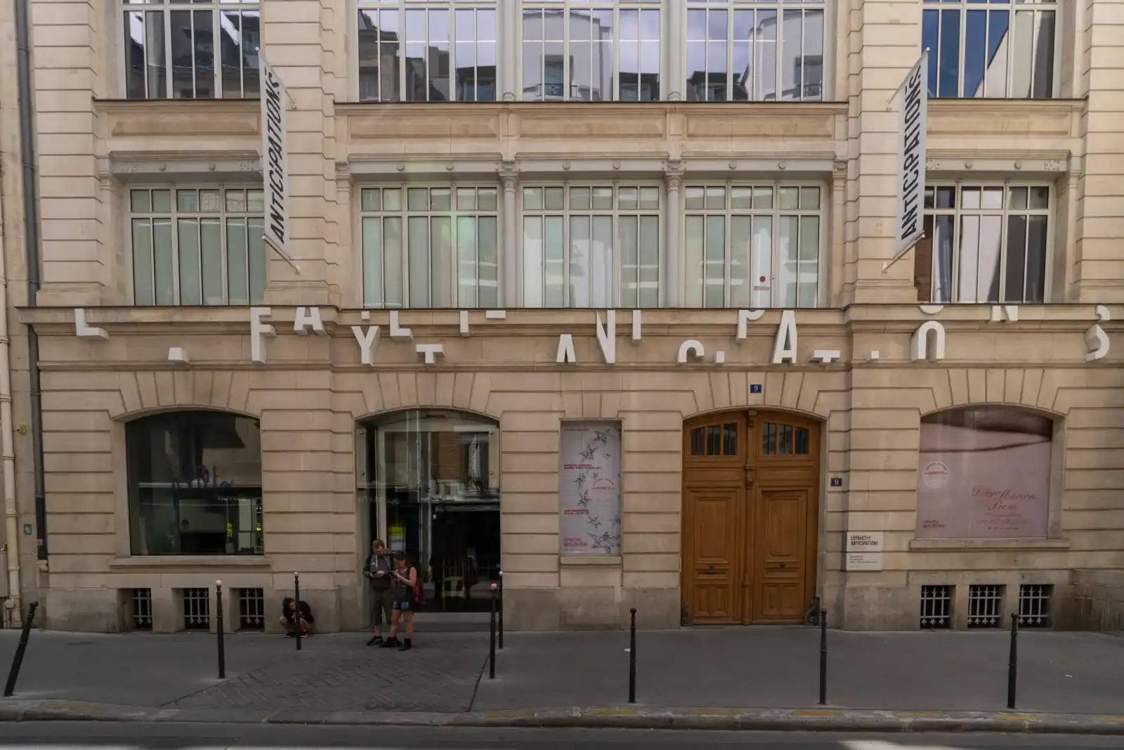Façade en pierre claire de Lafayette Anticipations à Paris, avec signalétique et visiteurs.
