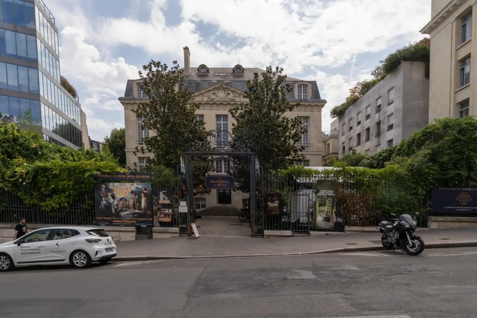 Vue extérieure de la belle façade classique du Grand Hôtel des Rêves à Paris.