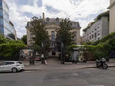 Vue extérieure de la belle façade classique du Grand Hôtel des Rêves à Paris.