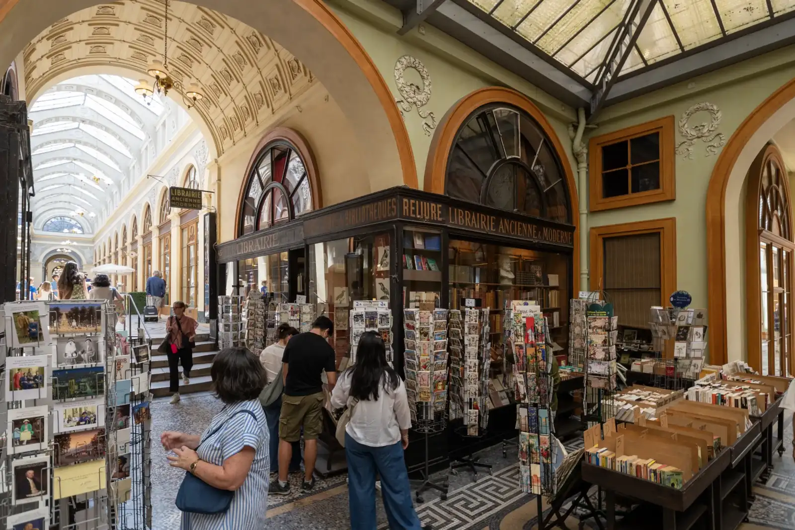Vue intérieure de la célèbre librairie ancienne et moderne Jousseaume située dans une galerie couverte parisienne.