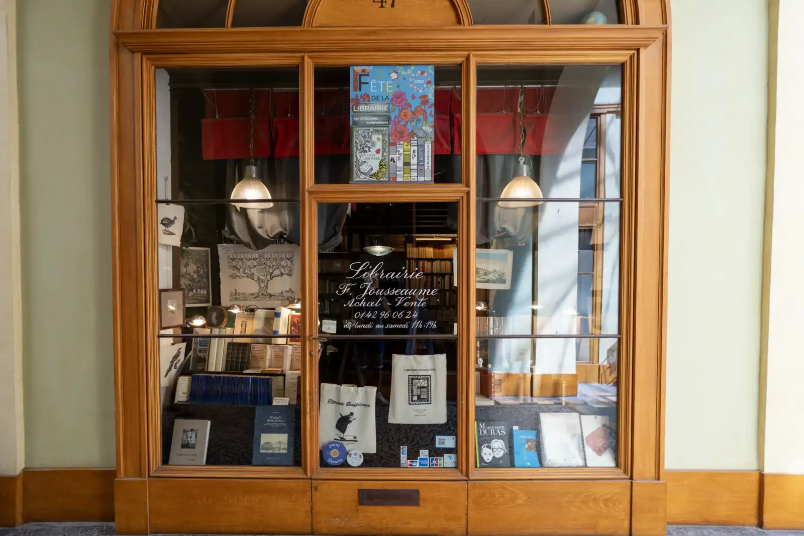 Devanture en bois d un magasin parisien rempli de livres et affiches anciennes.