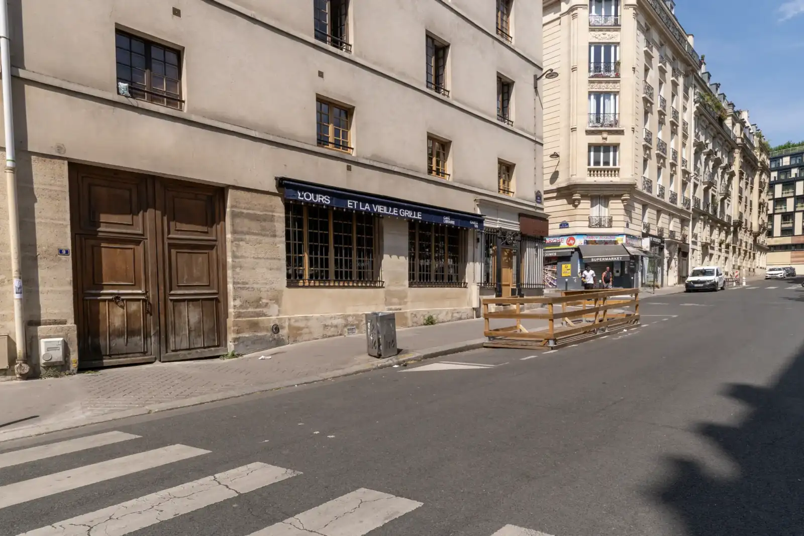 La devanture bleue de la librairie L Ours et La Vieille Grille à Paris.