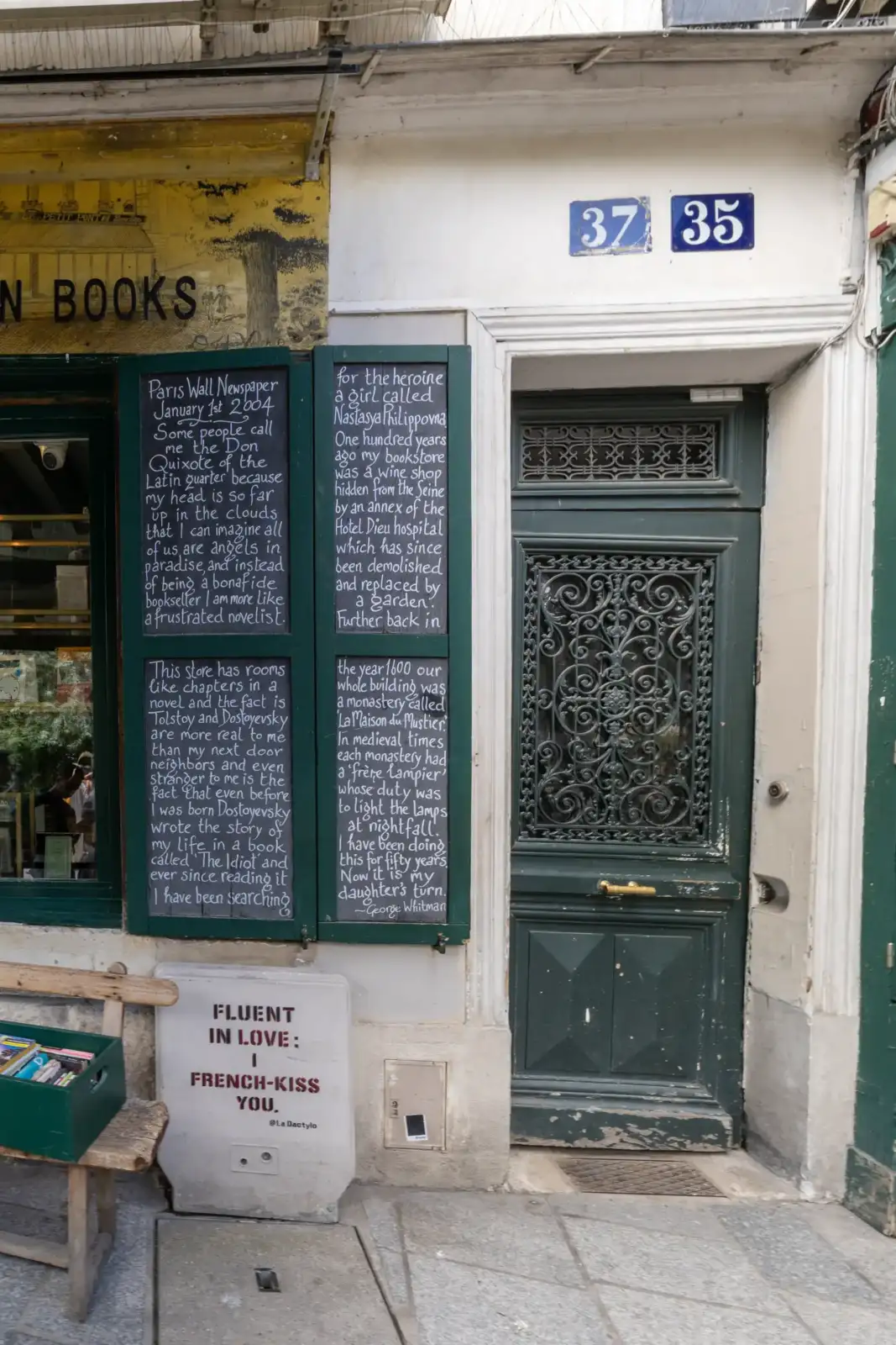 La façade verte de la célèbre librairie Shakespeare and Company à Paris.