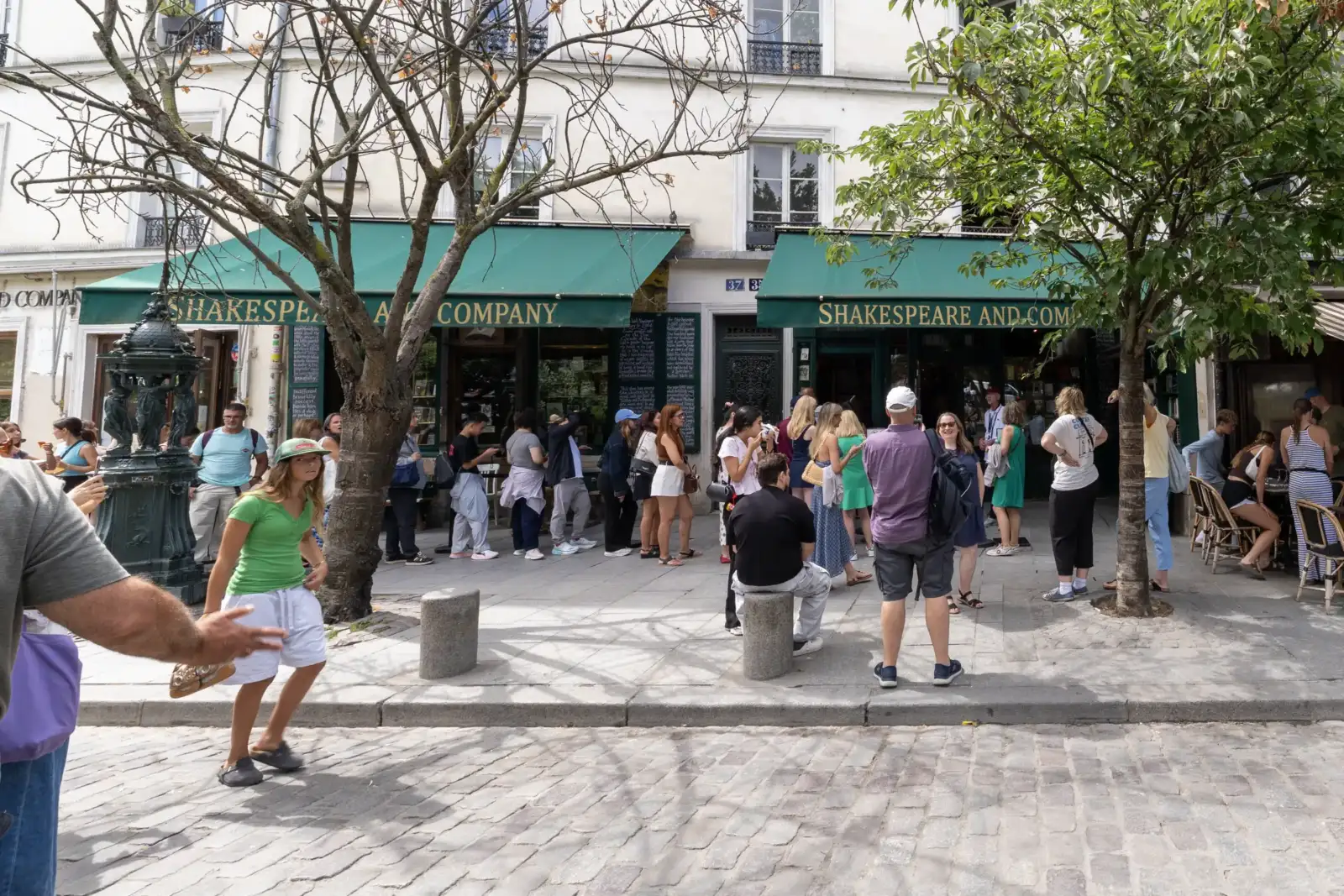 La devanture de la célèbre librairie Shakespeare and Company animée de clients.