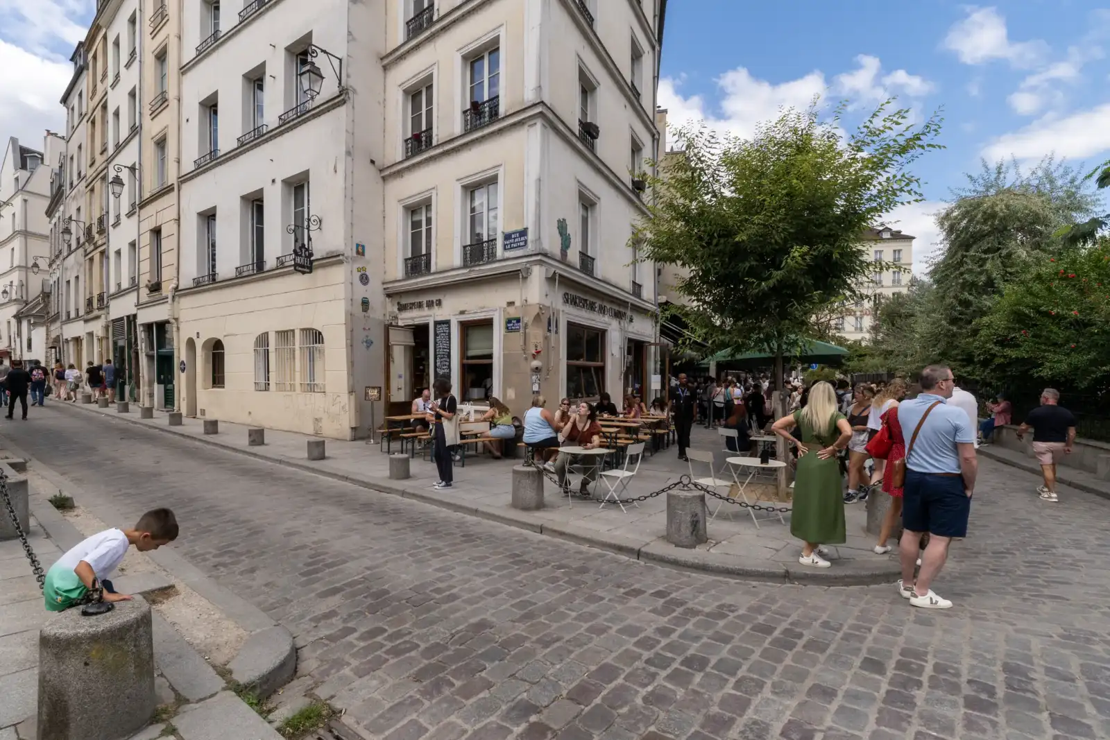 Vue animée depuis la rue de la célèbre librairie Shakespeare and Company à Paris.