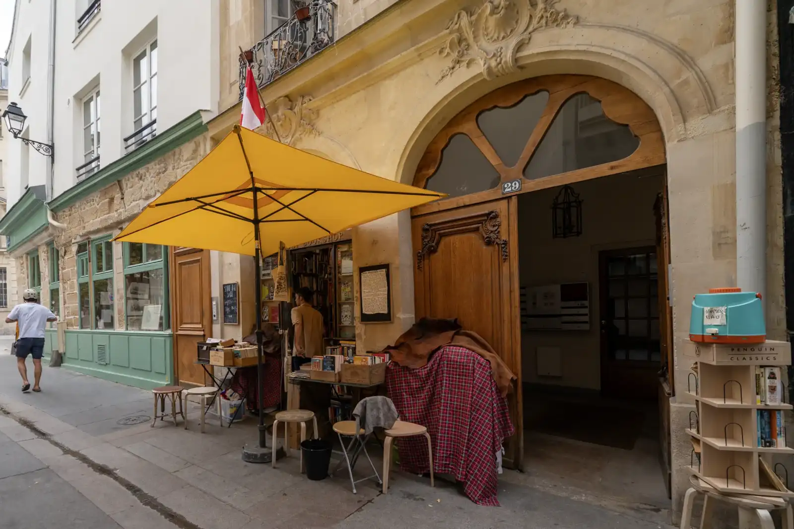 La façade de la librairie Abbey Bookshop à Paris avec son grand parasol jaune.