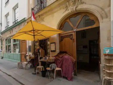 La façade de la librairie Abbey Bookshop à Paris avec son grand parasol jaune.