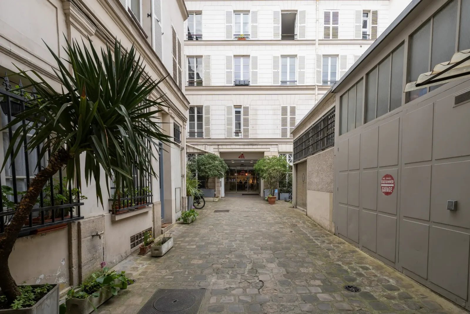 Une cour pavée mène à l'entrée du MAIF Social Club dans le troisième arrondissement.