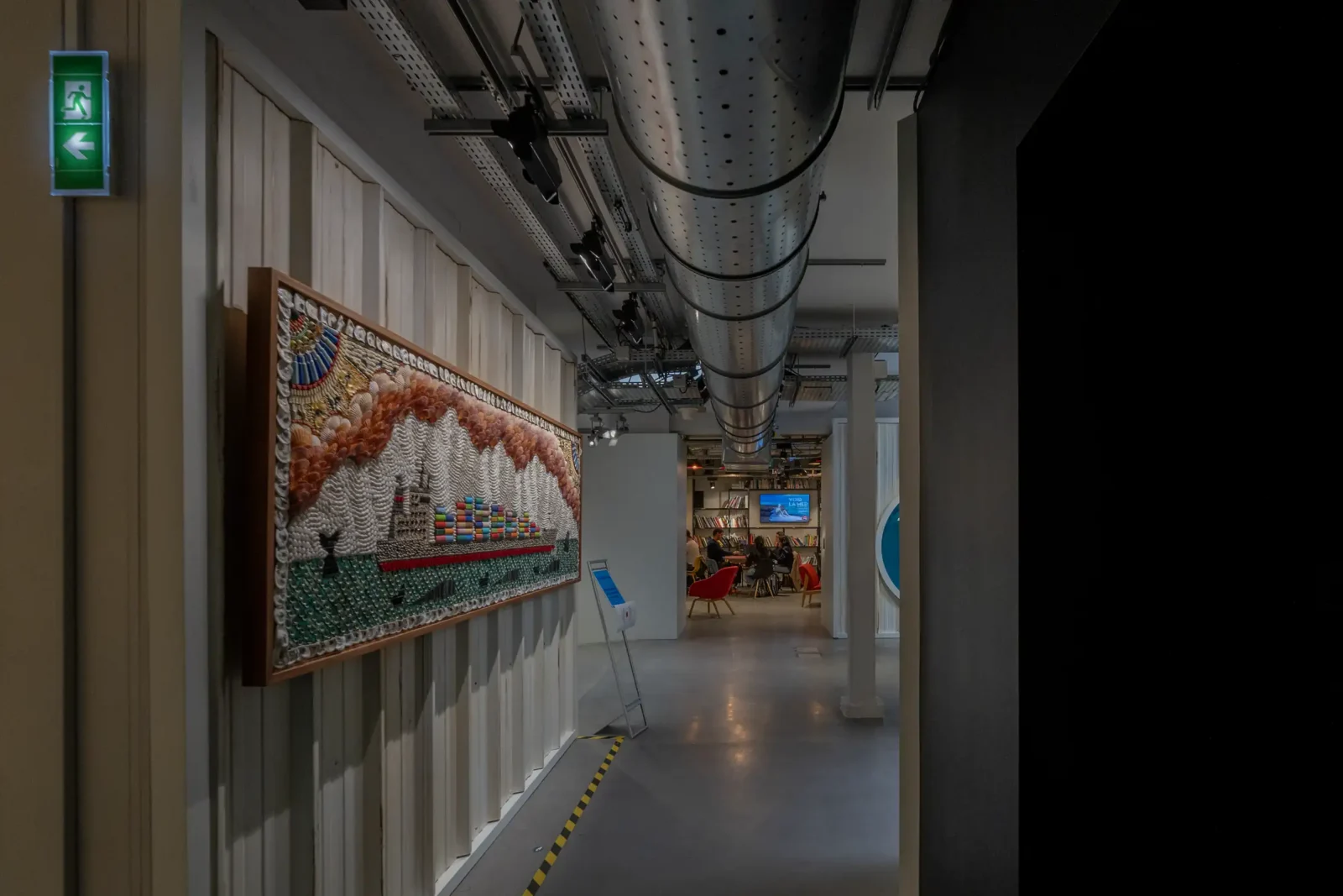 Une œuvre d'art faite de coquillages orne le couloir industriel du Maif Social Club.