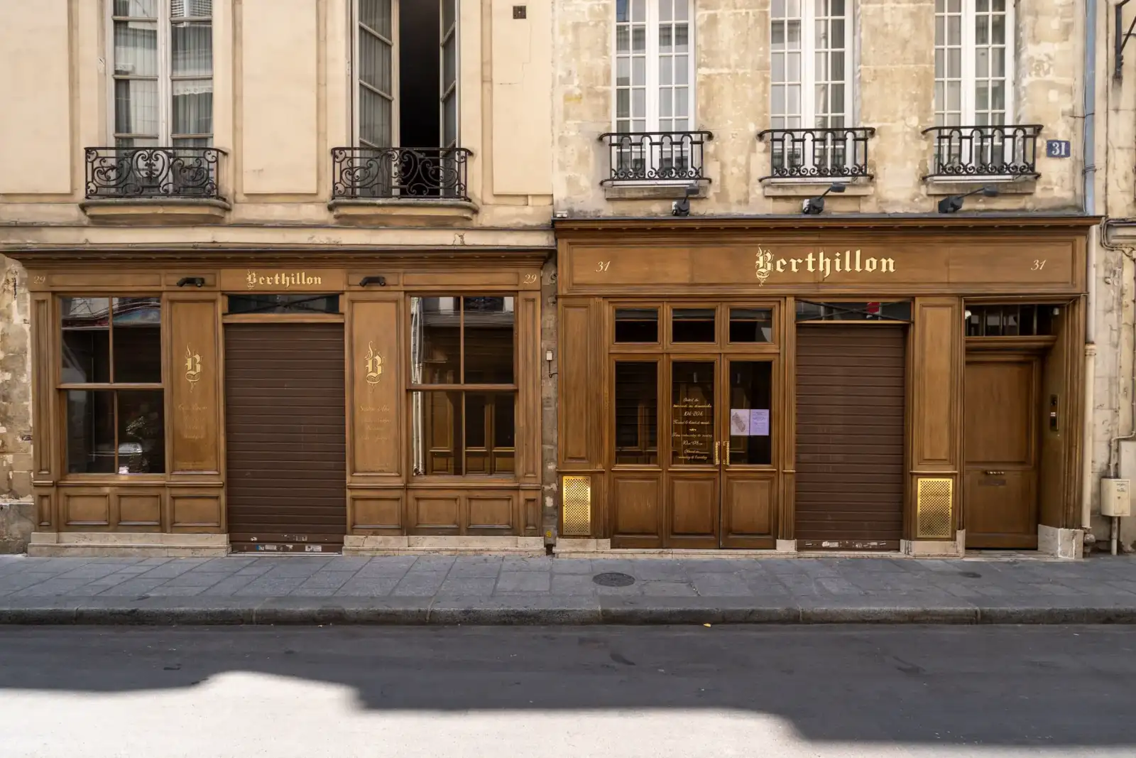 La devanture en bois de la célèbre maison Berthillon à Paris avec ses fenêtres.
