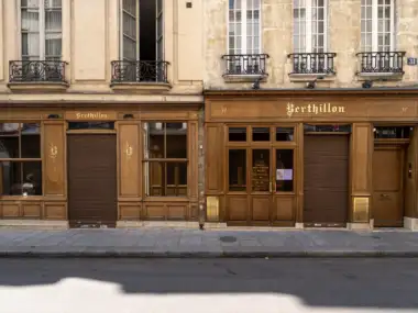 La devanture en bois de la célèbre maison Berthillon à Paris avec ses fenêtres.