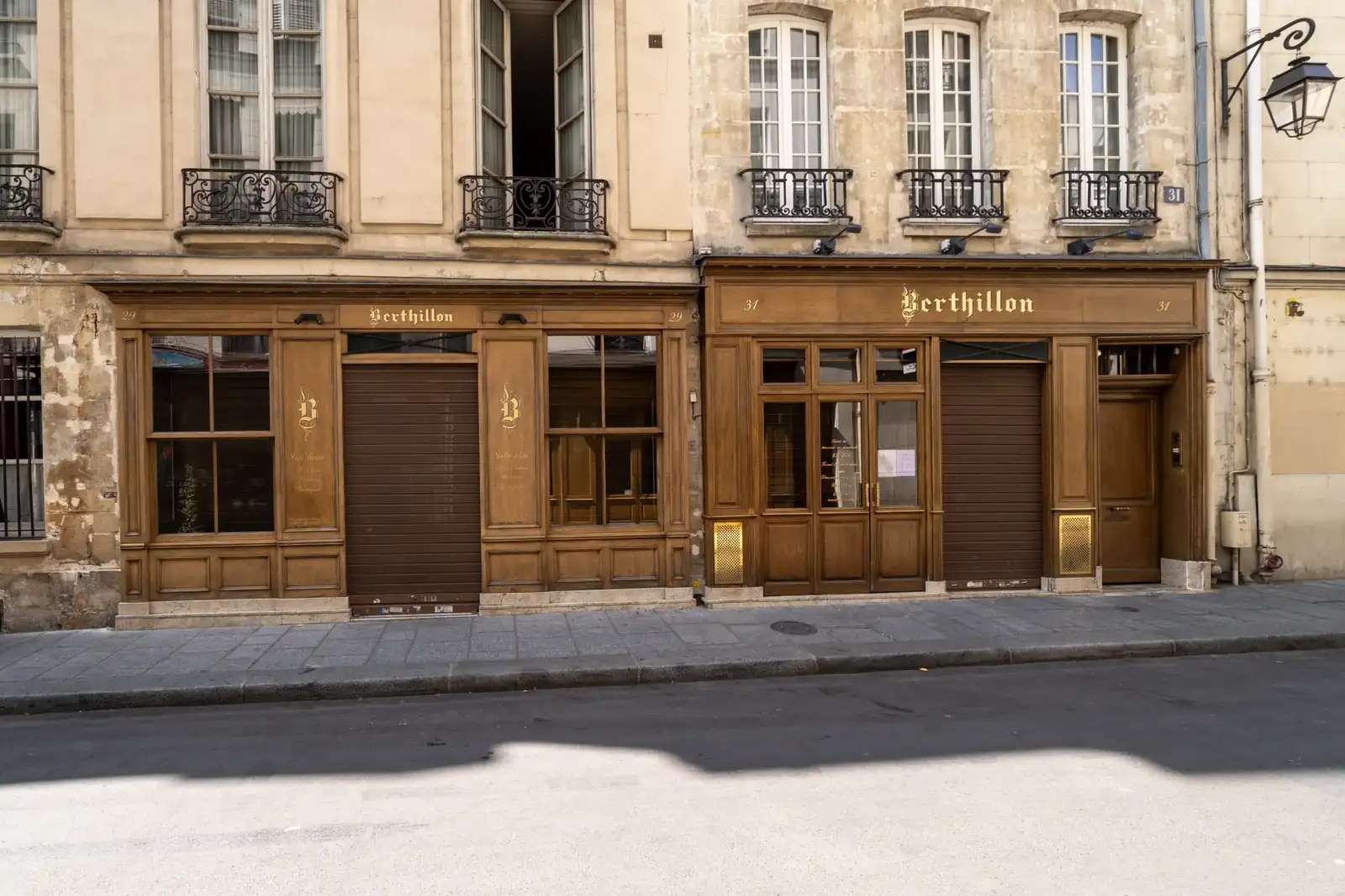 Façade en bois de la célèbre maison Berthillon fermée dans une rue parisienne.
