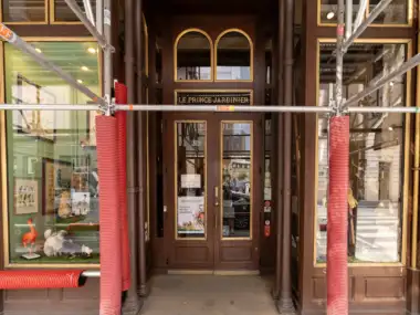 La façade de la Maison Deyrolle à Paris avec des échafaudages métalliques devant.