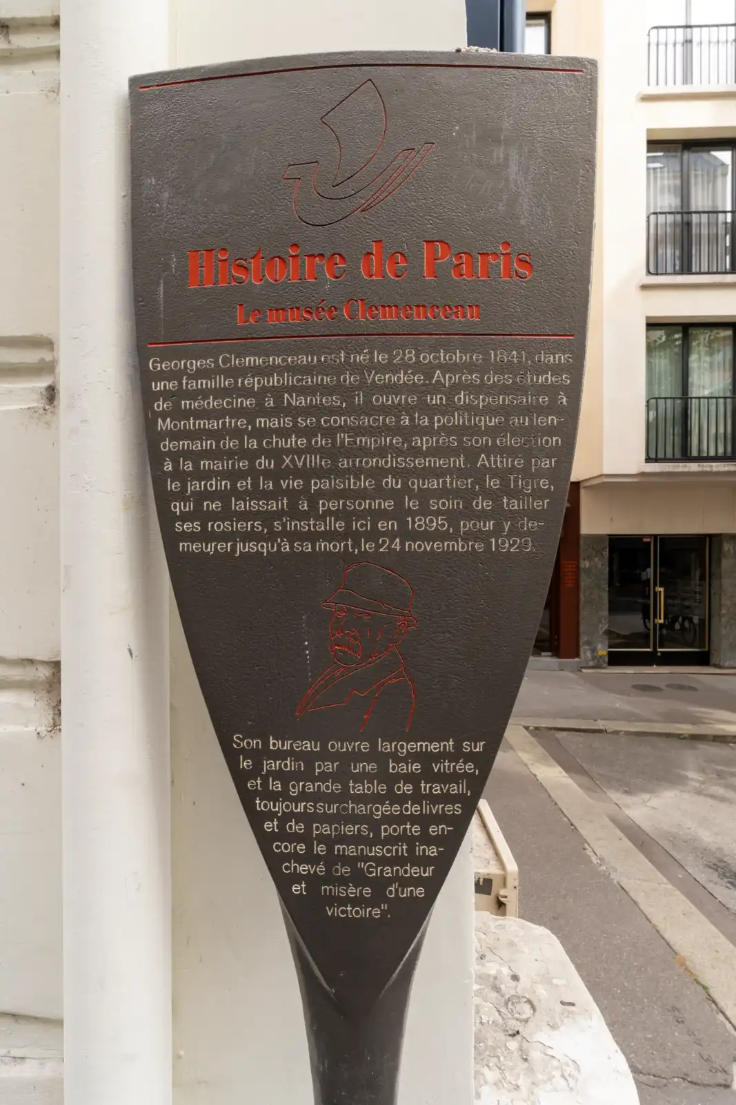 Un panneau Histoire de Paris en relief sur le musée Clemenceau dans une rue.