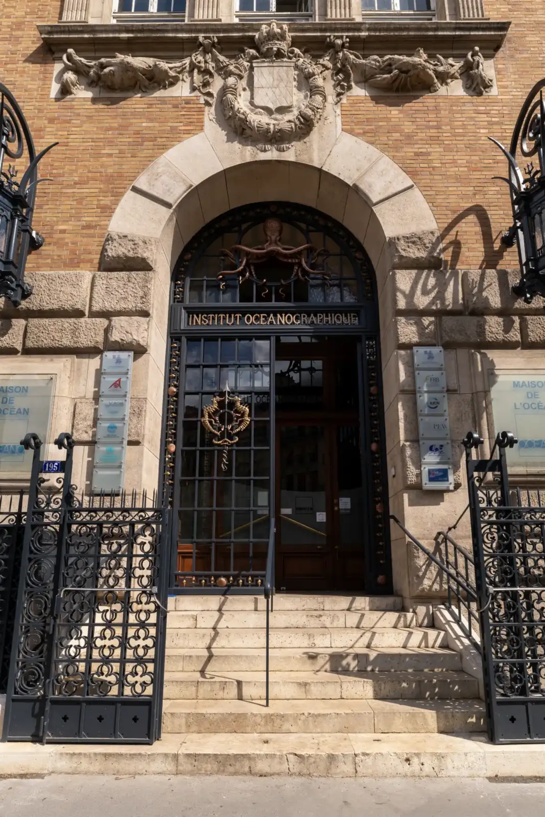 Façade en briques et pierre de l'Institut Océanographique à Paris avec son entrée principale.