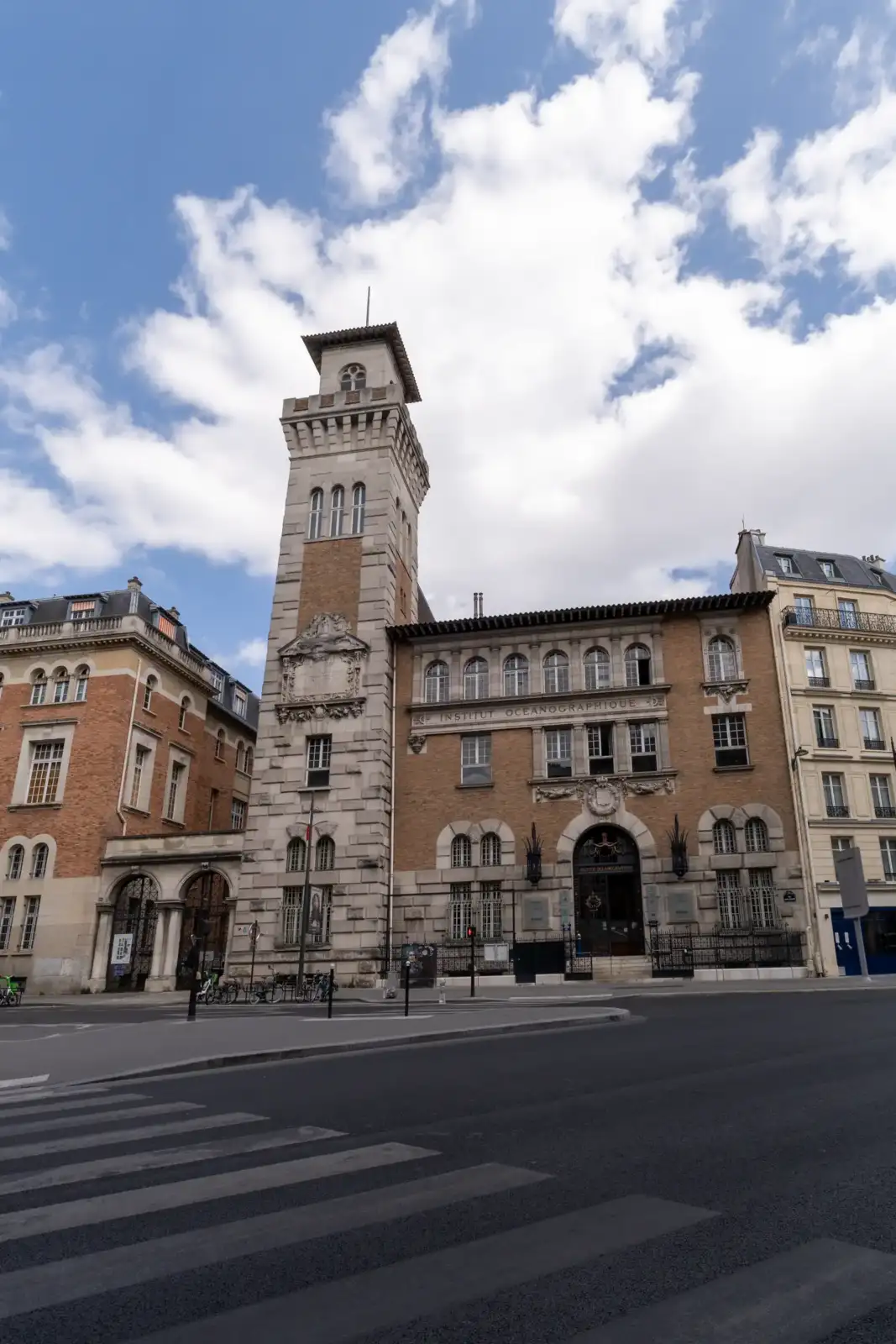 Vue de face de la façade en pierre de l Institut océanographique sous un ciel nuageux.