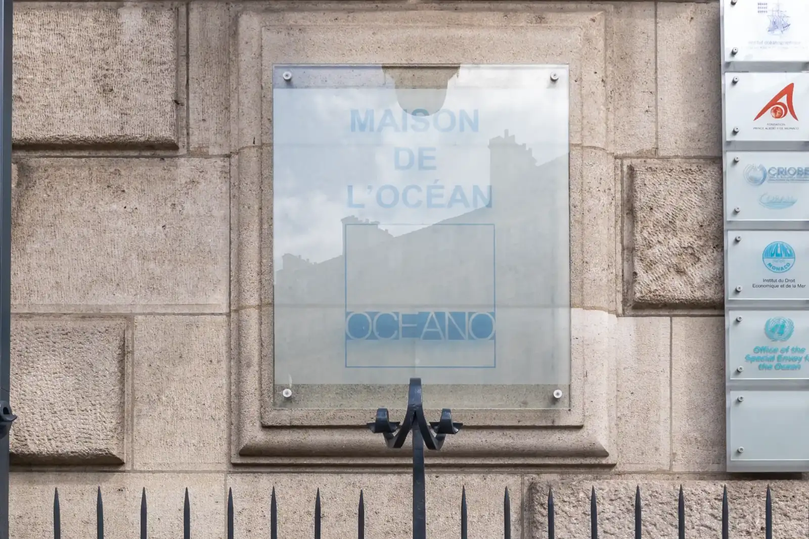 Une plaque en verre Maison de l Océan est fixée sur un mur en pierre.