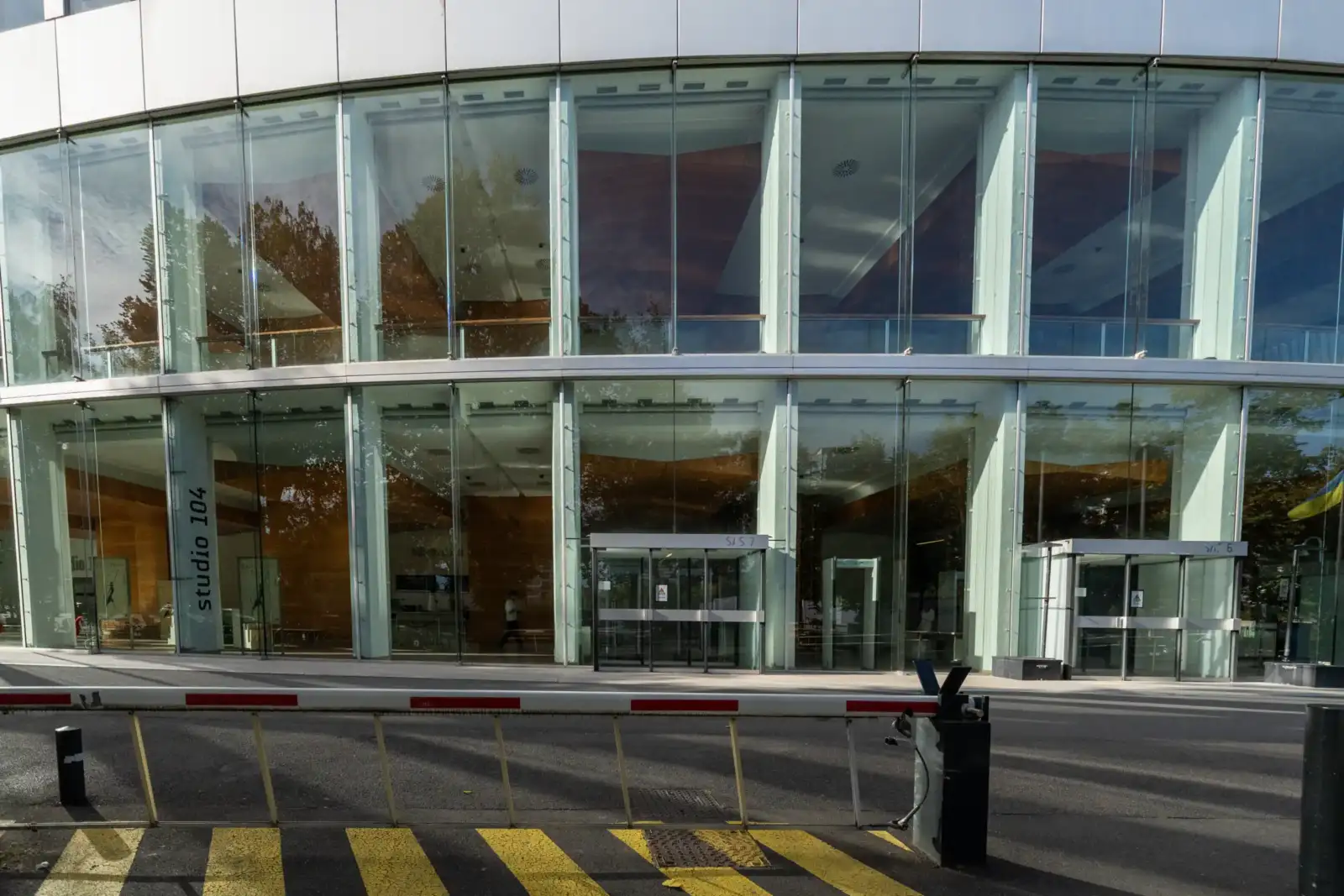 Vue extérieure de la grande façade vitrée et moderne de la Maison de la Radio.
