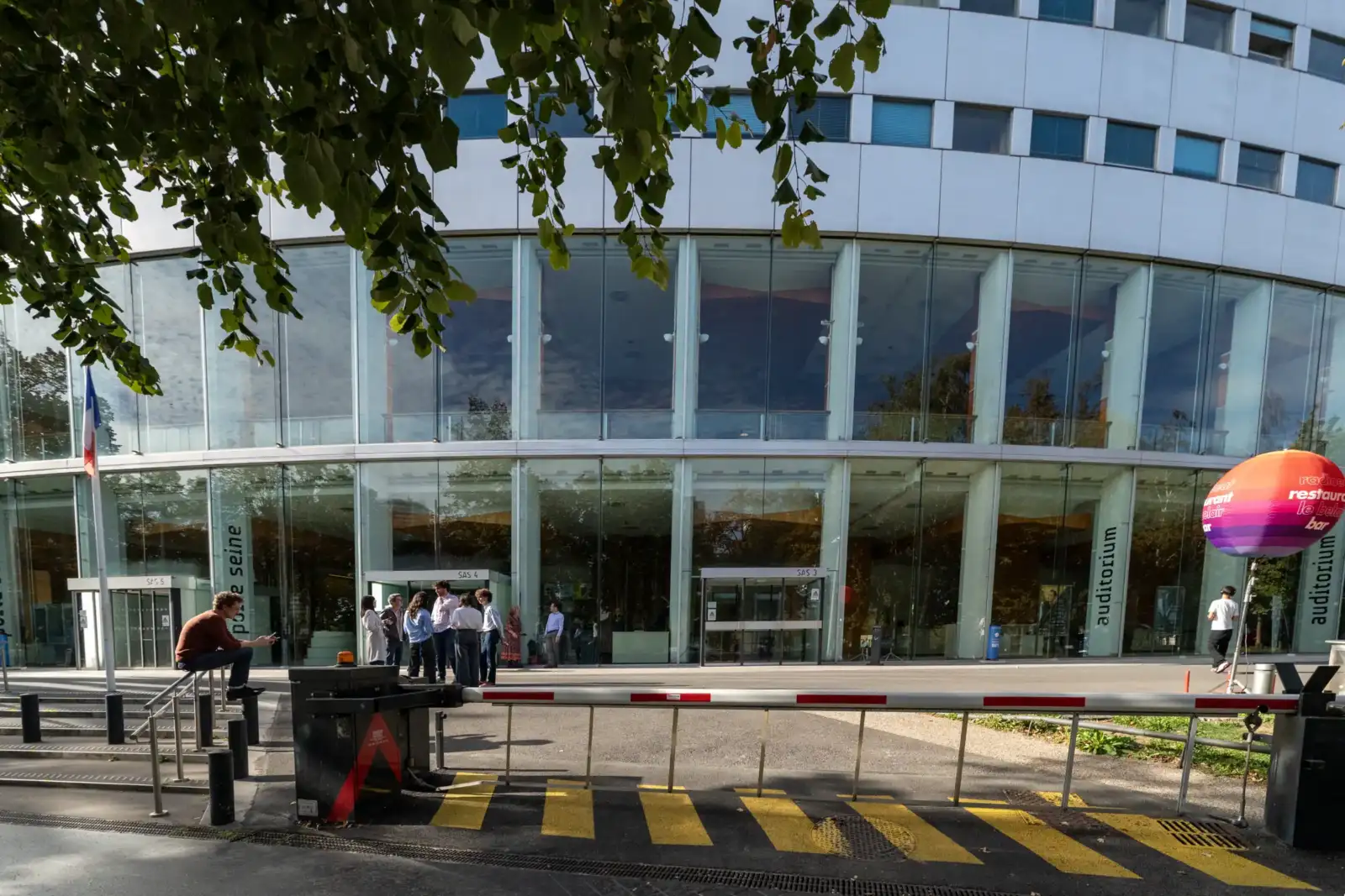 Vue de la façade incurvée et vitrée de la Maison de la Radio à Paris.