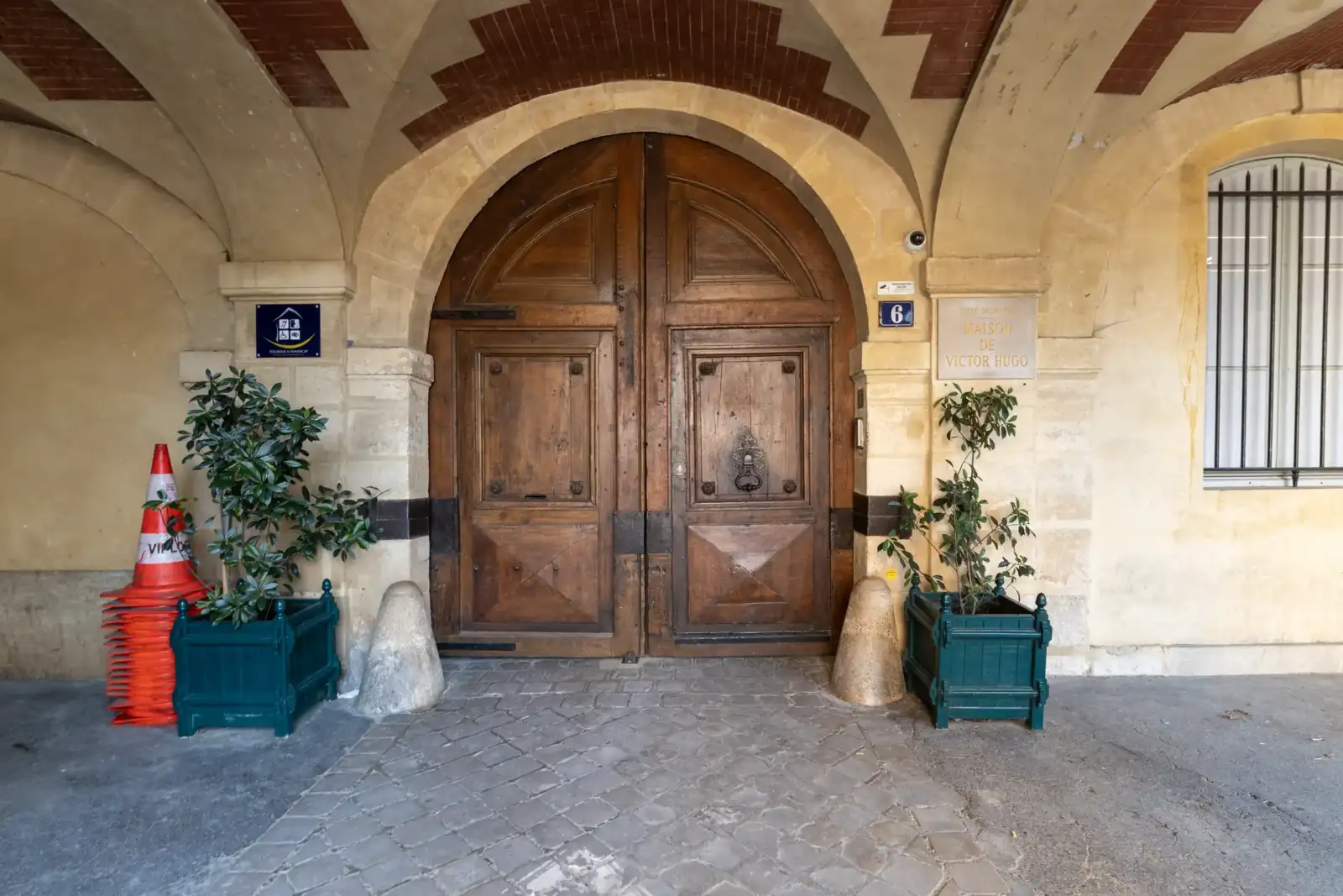Grande porte en bois sculpté de la Maison de Victor Hugo à Paris.