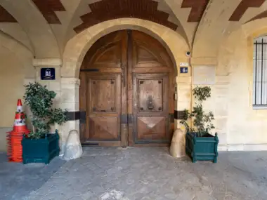 Grande porte en bois sculpté de la Maison de Victor Hugo à Paris.