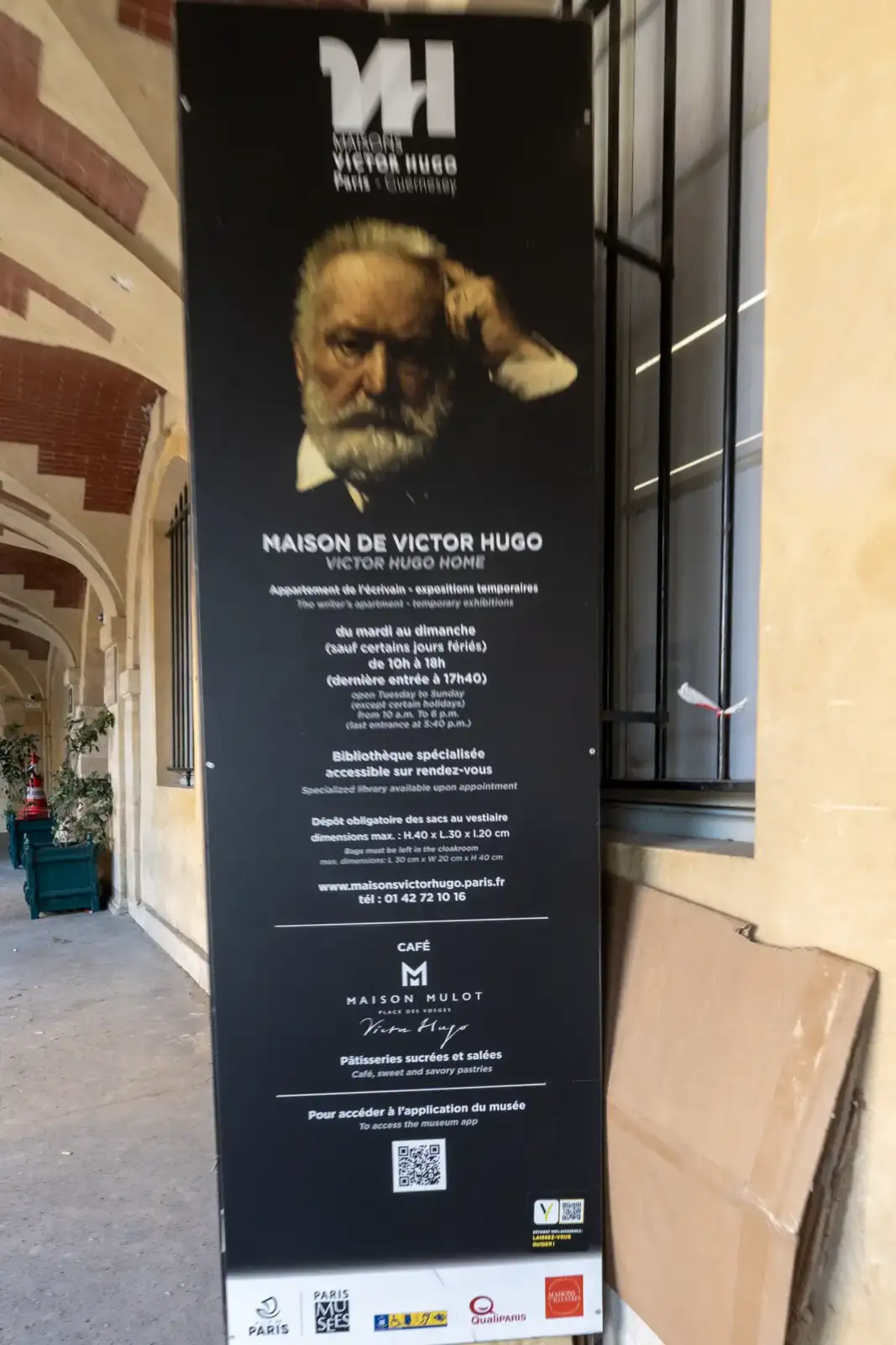 Un panneau noir d information de la maison de Victor Hugo présente son portrait.