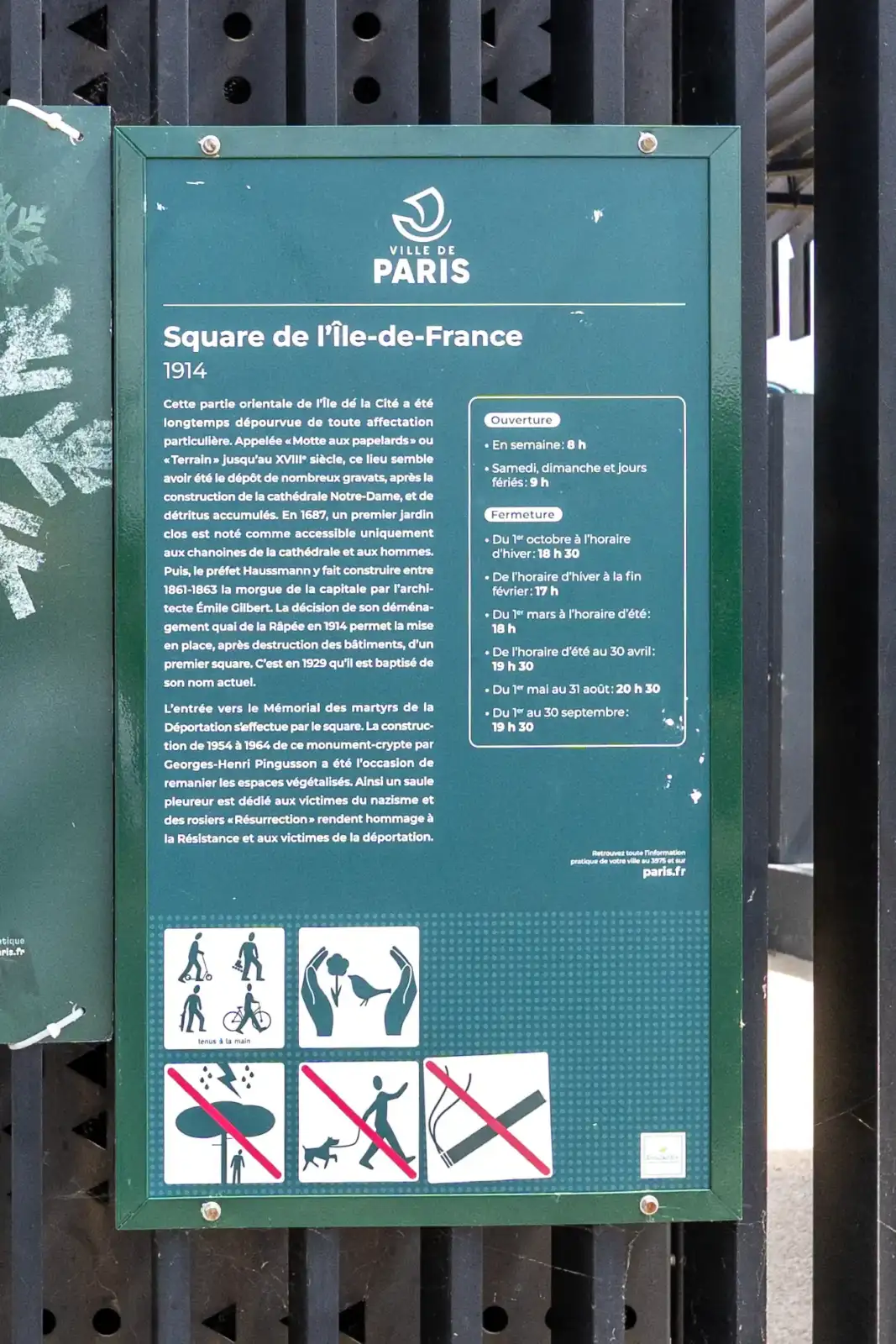 Un panneau vert de la Ville de Paris affiche des informations historiques et pratiques.