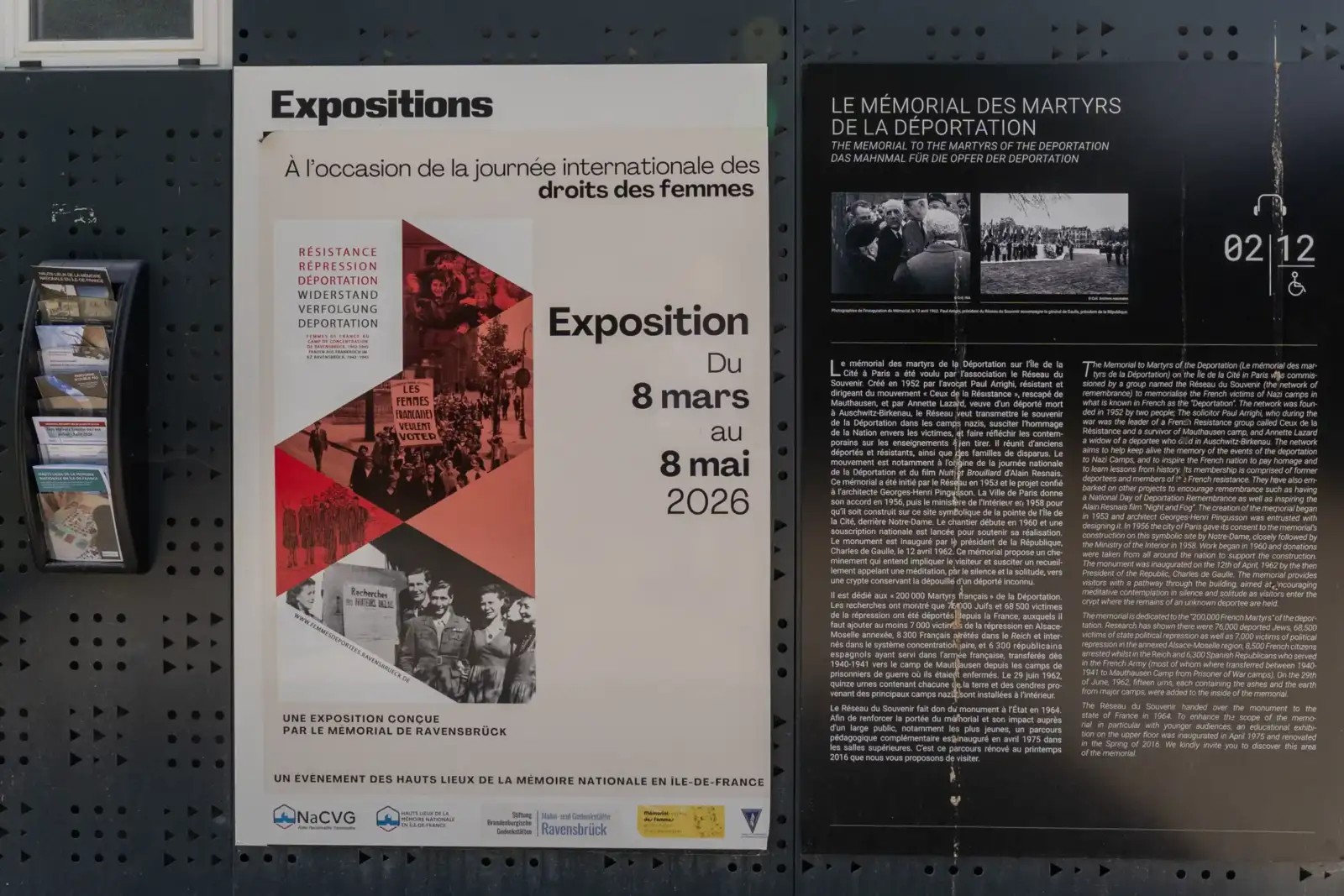 Panneaux d affichage exterieurs avec des affiches sur le Memorial des martyrs de la deportation.