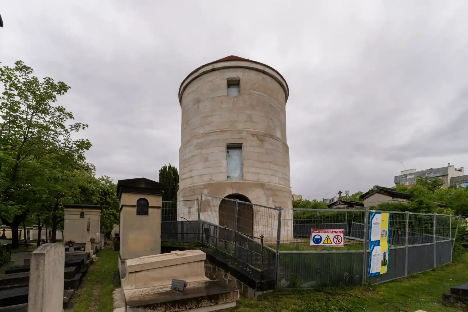 Vue de face de l'ancien moulin en pierre du cimetière de Montparnasse à Paris.