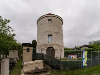 Vue de face de l'ancien moulin en pierre du cimetière de Montparnasse à Paris.