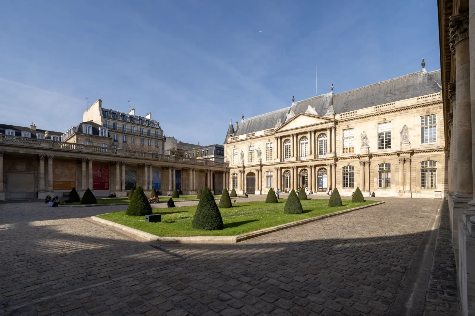 La cour pavée du musée des Archives nationales avec ses jardins et bâtiments classiques.