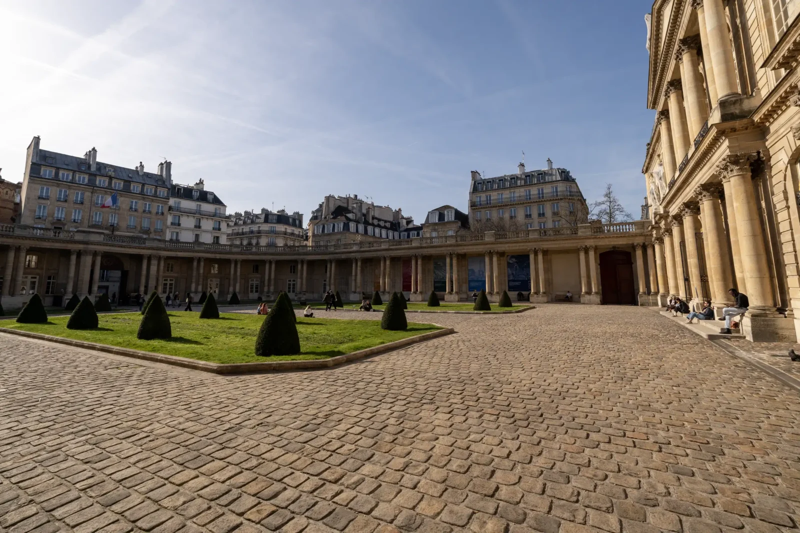 La cour pavée et les jardins du musée des Archives nationales à Paris.