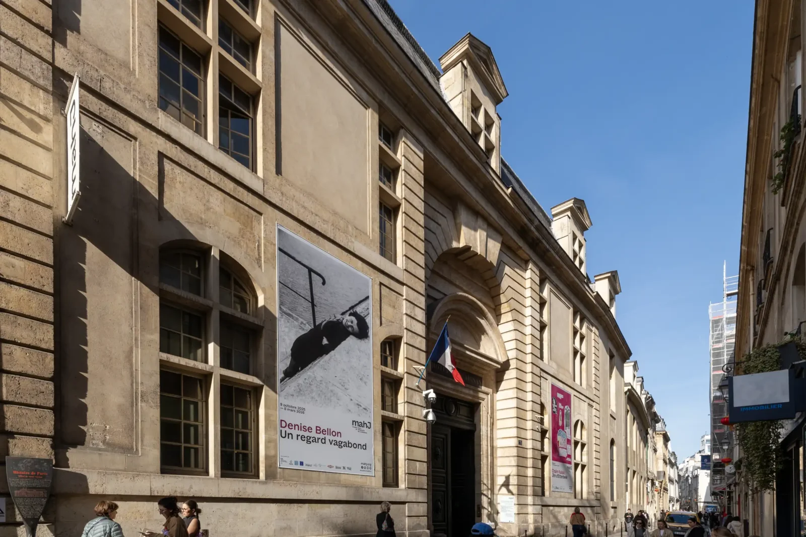 La façade en pierre du musée d'art et d'histoire du judaïsme sous un ciel bleu.