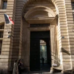 L'entrée monumentale en pierre de l'Hôtel de Saint-Aignan abritant le Musée d'art et d'histoire.