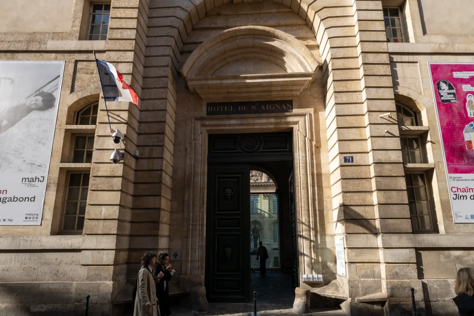 L'entrée monumentale en pierre de l'Hôtel de Saint-Aignan abritant le Musée d'art et d'histoire.