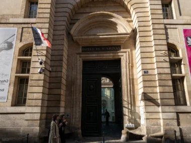 L'entrée monumentale en pierre de l'Hôtel de Saint-Aignan abritant le Musée d'art et d'histoire.