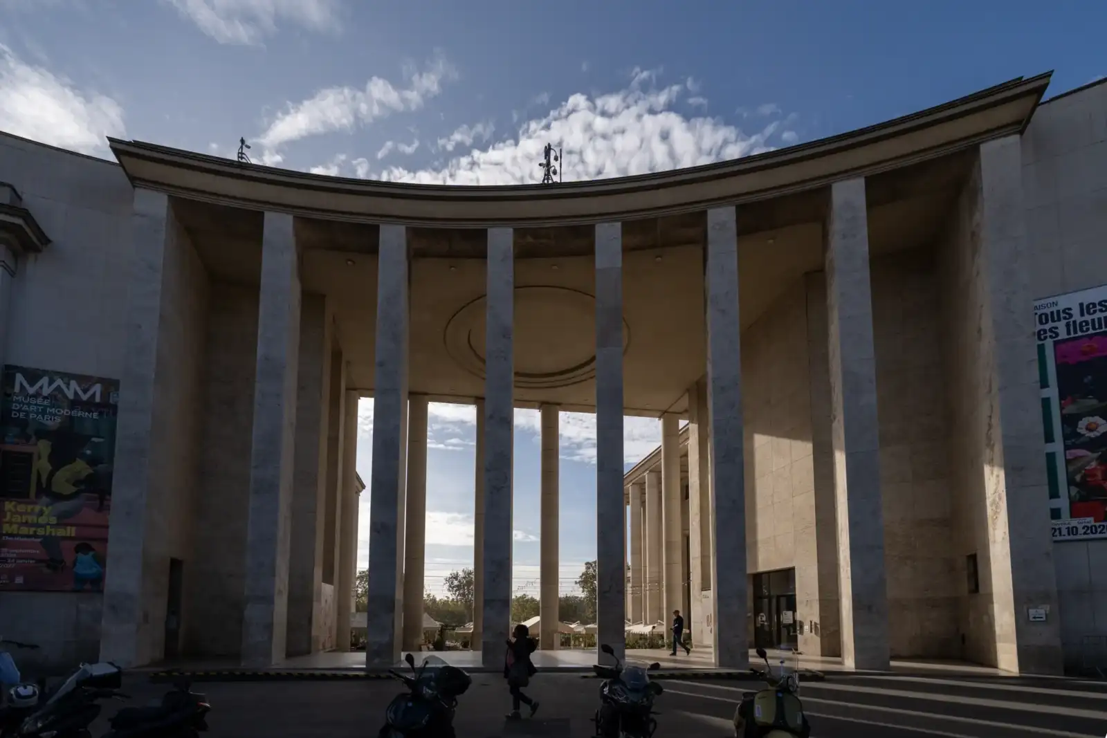 La façade incurvée du Musée d'Art Moderne de Paris présente des colonnes monumentales imposantes.