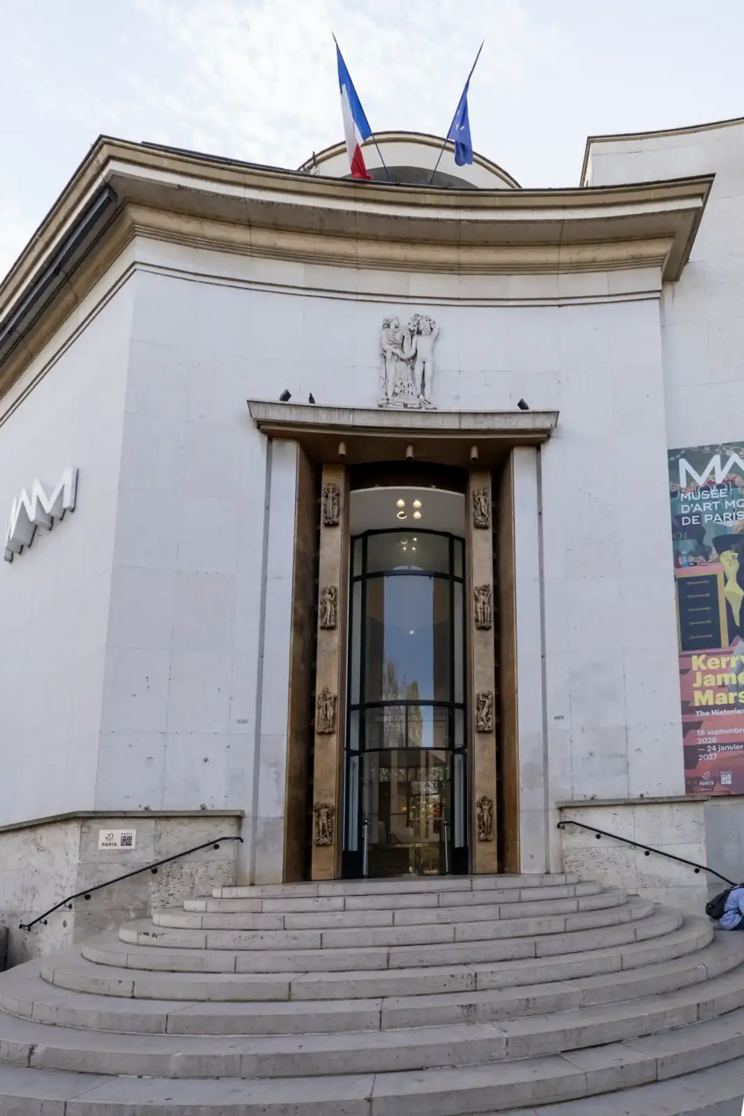 La façade blanche et élégante du Musée d'Art Moderne de Paris sous un ciel clair.