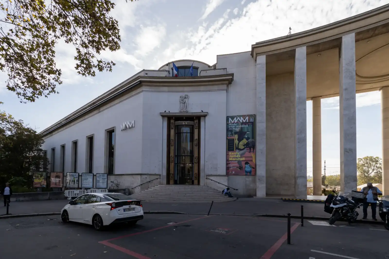 Vue extérieure de la façade principale du Musée d'Art Moderne de Paris.
