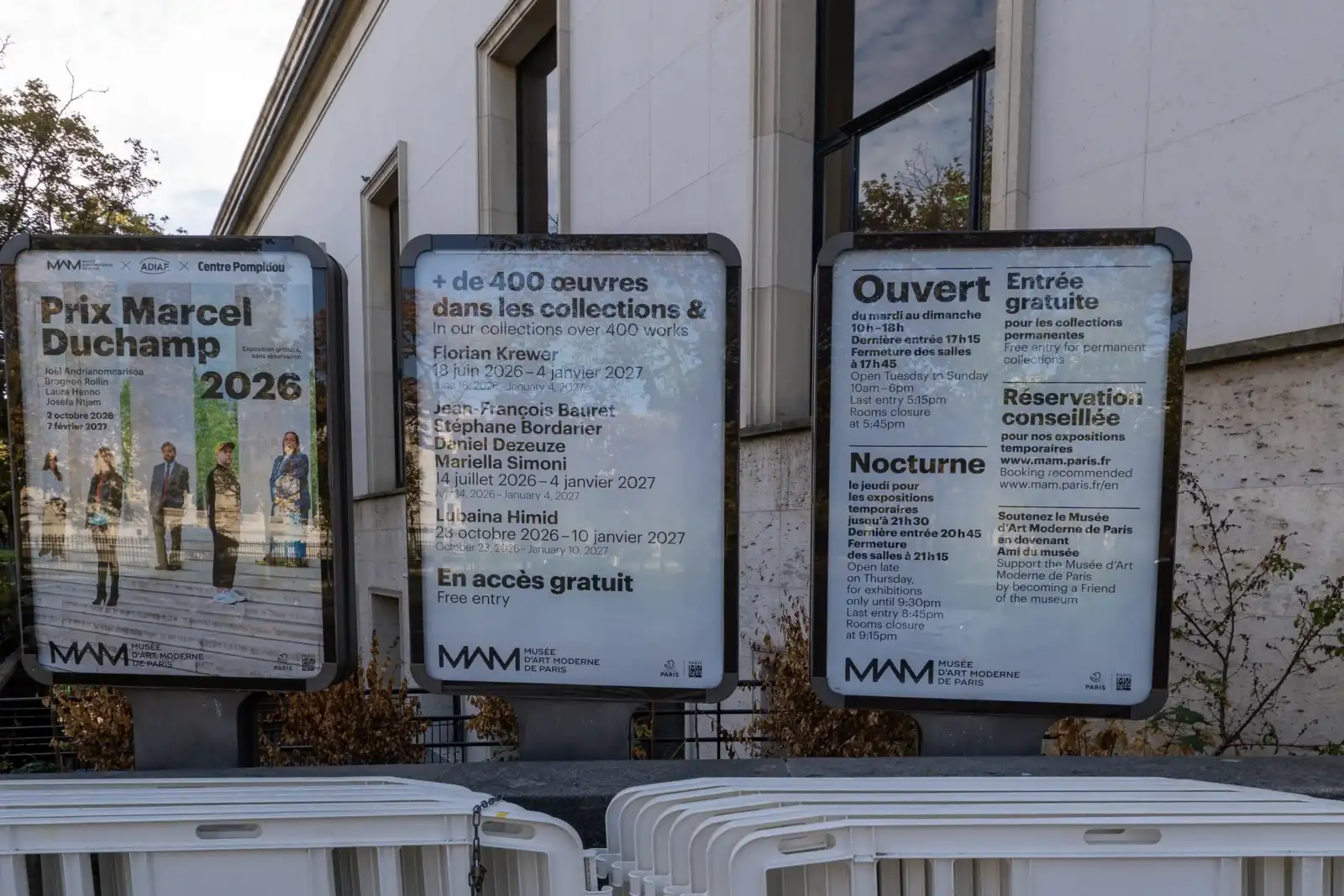 Trois panneaux lumineux affichent les informations et les expositions du Musée d Art Moderne.