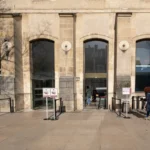 La façade en pierre du musée des Arts et Métiers avec ses visiteurs entrants.