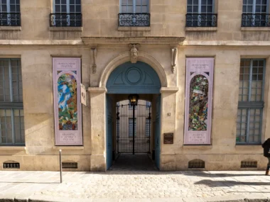 La façade en pierre du musée de la Chasse et de la Nature à Paris.